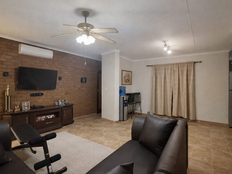 Charming Family Home with Pool & Fantastic Entertainment Area – Meiringspark, Klerksdorp - Photo 9