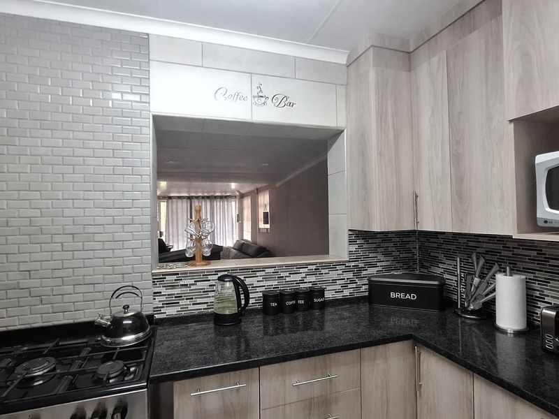 Charming Family Home with Pool & Fantastic Entertainment Area – Meiringspark, Klerksdorp - Photo 6