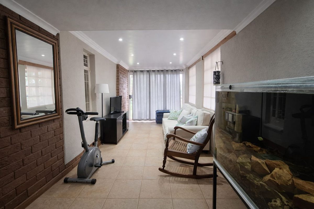 Charming Family Home with Pool & Fantastic Entertainment Area – Meiringspark, Klerksdorp - Photo 4