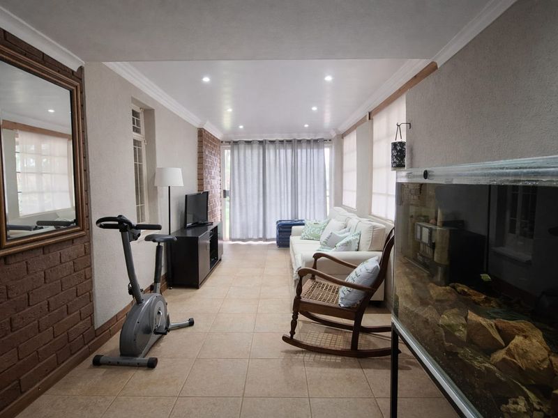 Charming Family Home with Pool & Fantastic Entertainment Area – Meiringspark, Klerksdorp - Photo 4