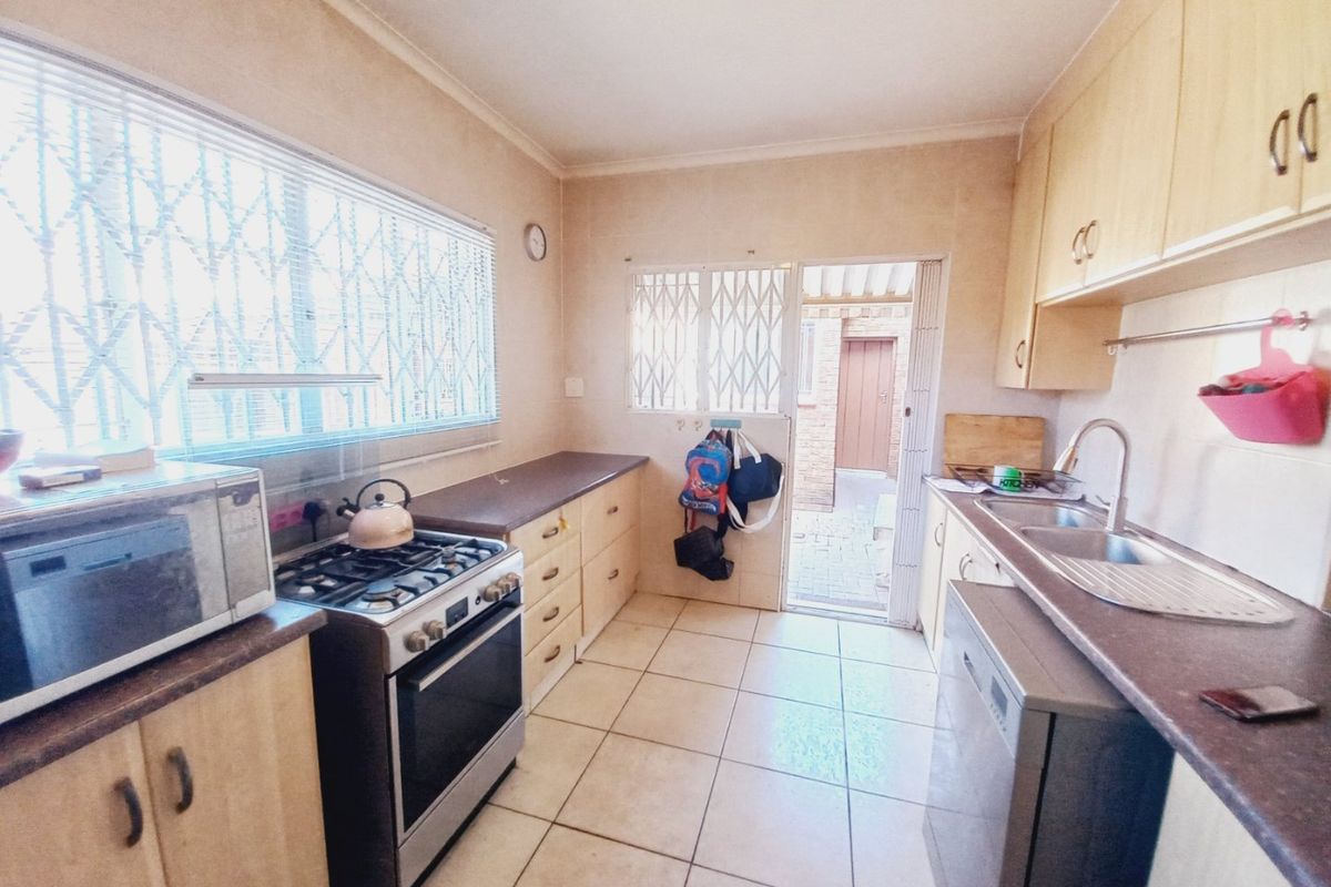Cosy 3 Bedroom Family Home in a Secure Complex Offering Comfort, Convenience, and Great Potential - Photo 3