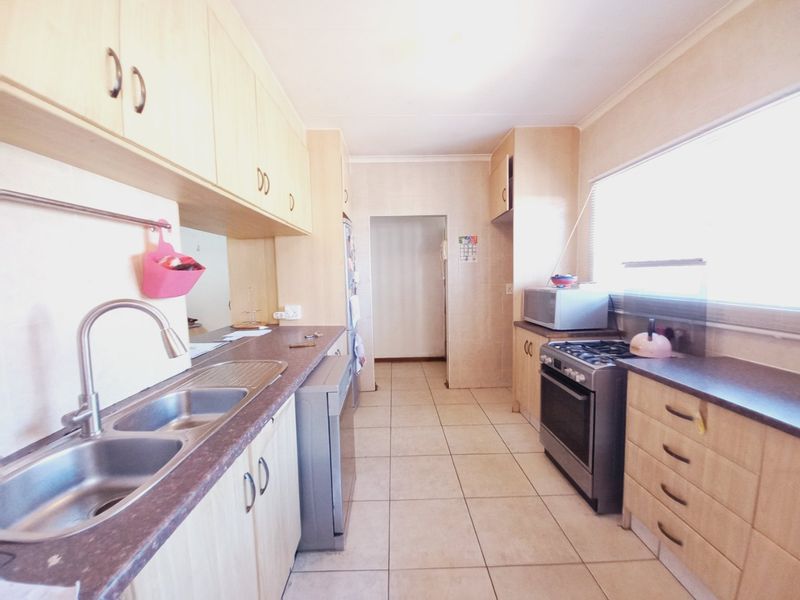 Cosy 3 Bedroom Family Home in a Secure Complex Offering Comfort, Convenience, and Great Potential - Photo 2