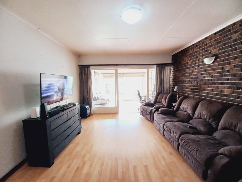 Cosy 3 Bedroom Family Home in a Secure Complex Offering Comfort, Convenience, and Great Potential - Photo 5