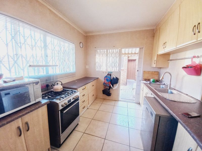 Cosy 3 Bedroom Family Home in a Secure Complex Offering Comfort, Convenience, and Great Potential - Photo 3