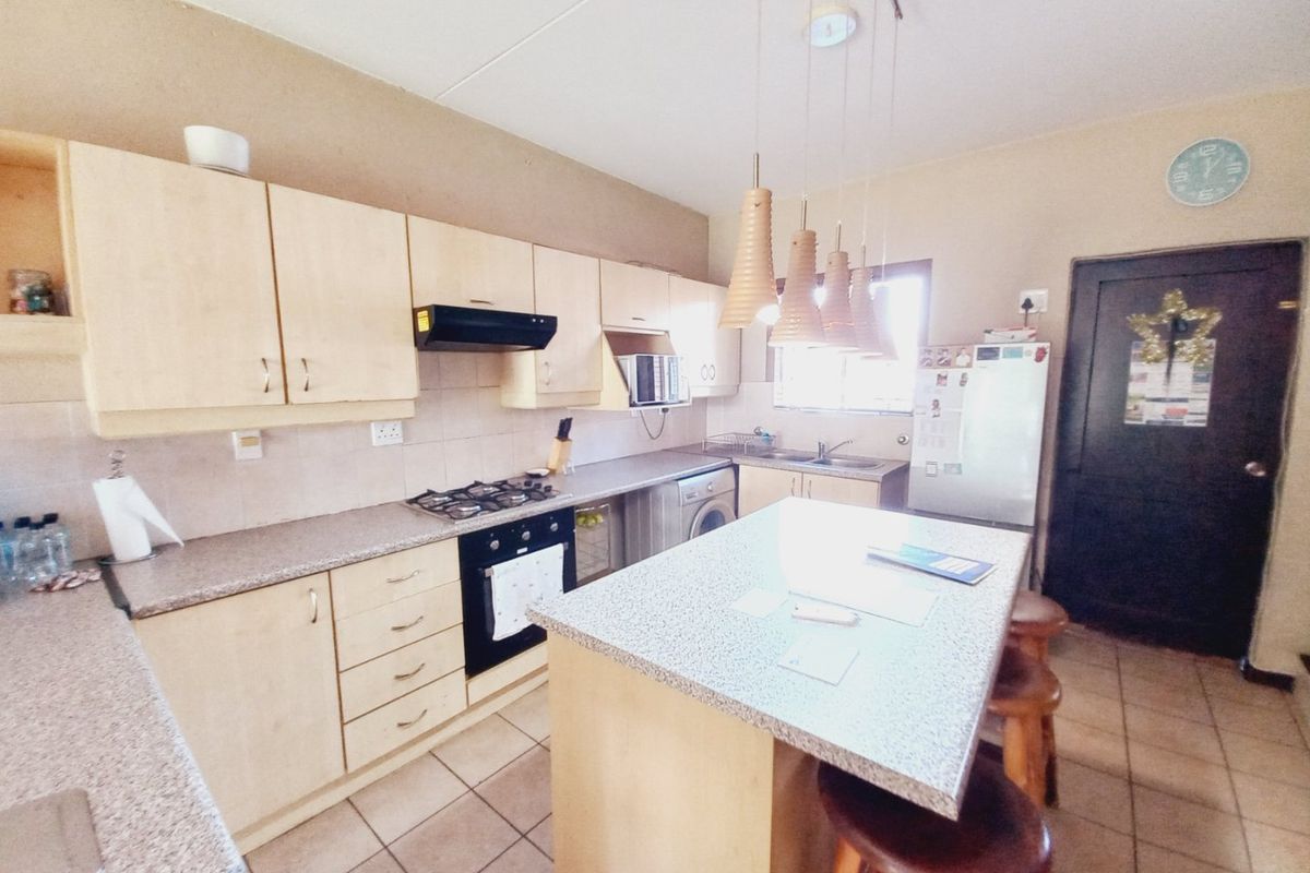 Move-In Ready Duplex Offering Spacious Living in the Sought-After Aloe Place Complex - Photo 5