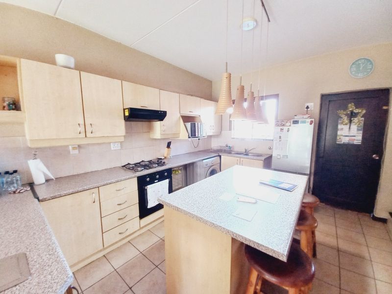 Move-In Ready Duplex Offering Spacious Living in the Sought-After Aloe Place Complex - Photo 5