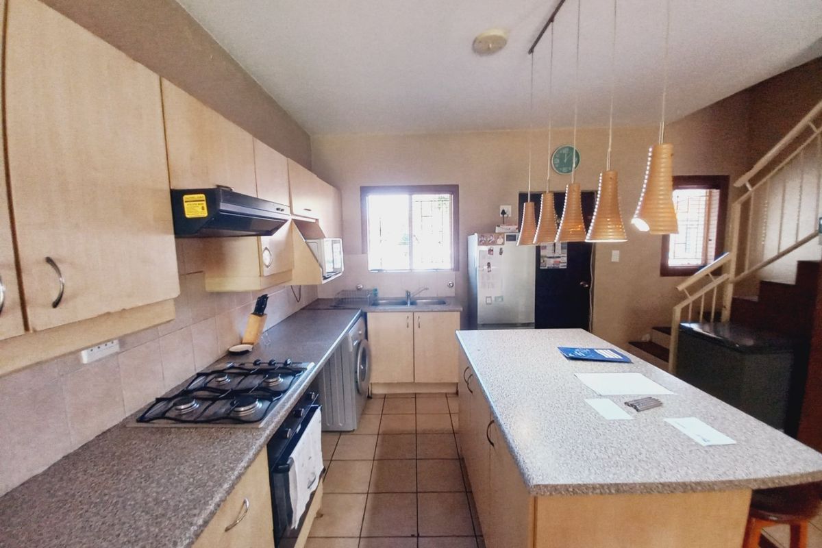 Move-In Ready Duplex Offering Spacious Living in the Sought-After Aloe Place Complex - Photo 4