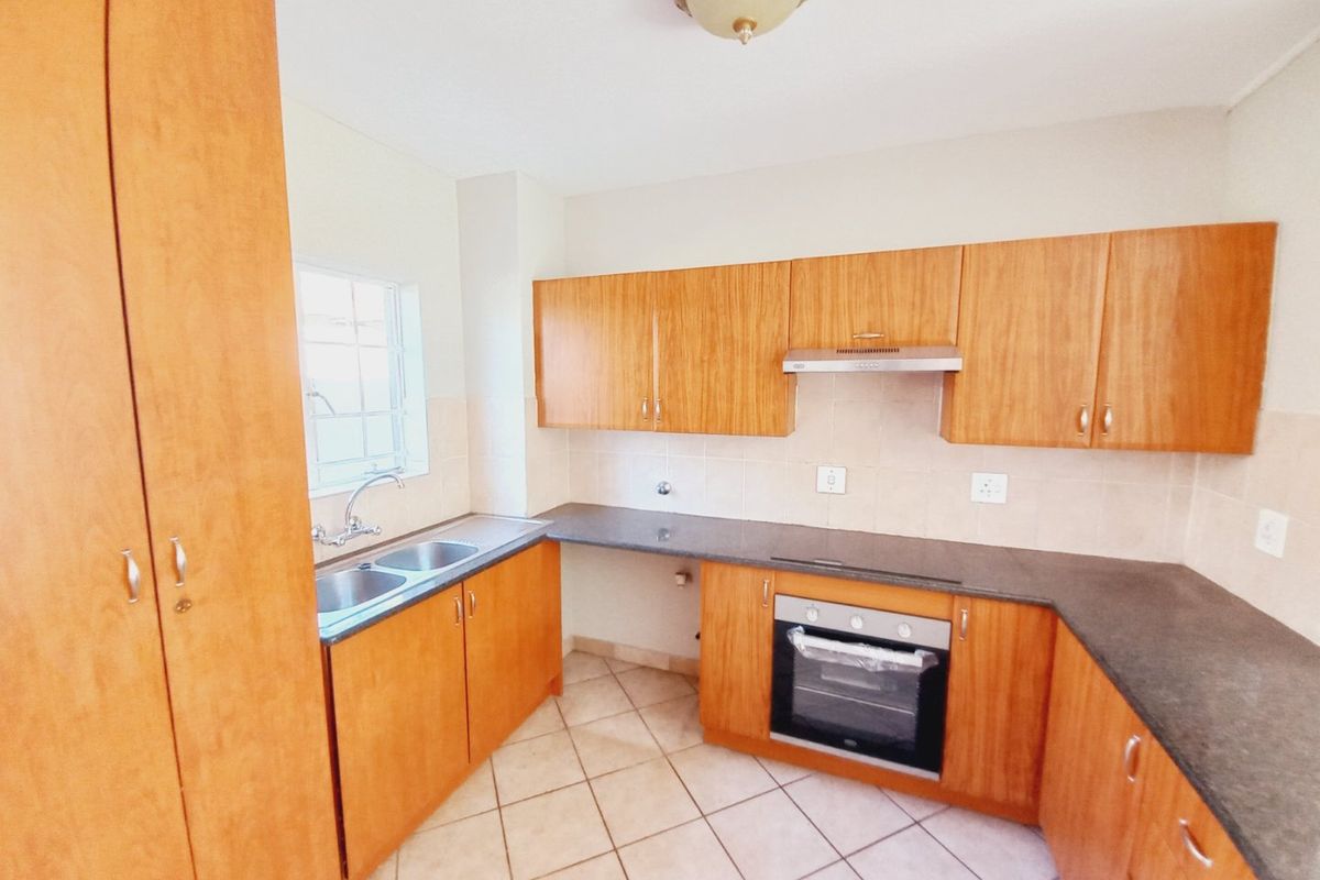 Neat and Secure 2 Bedroom Duplex in the Popular Glen Gardens Complex - Photo 4