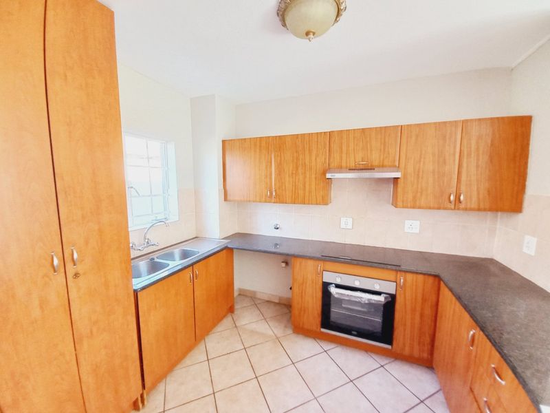 Neat and Secure 2 Bedroom Duplex in the Popular Glen Gardens Complex - Photo 4