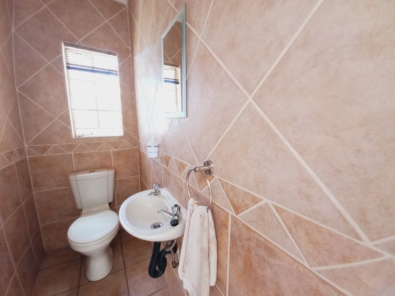 Neat and Secure 2 Bedroom Duplex in the Popular Glen Gardens Complex - Photo 7