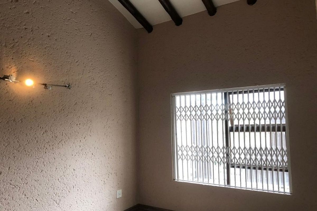 2 Bedroom Apartment for Sale in Edenglen - Secure Pet Friendly Complex - Photo 4