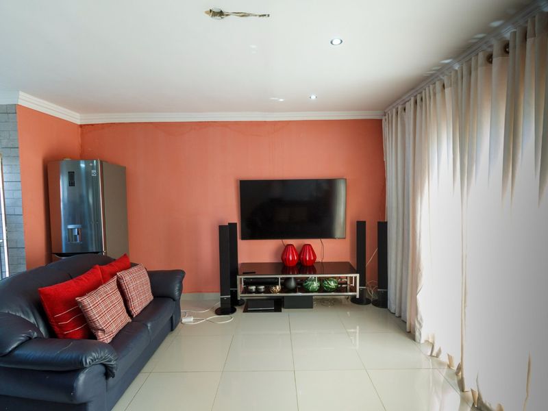 3 Bedroon House in Riverview Witpoortjie - Photo 4