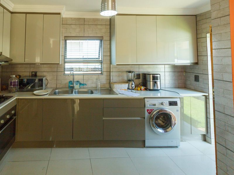 3 Bedroon House in Riverview Witpoortjie - Photo 5