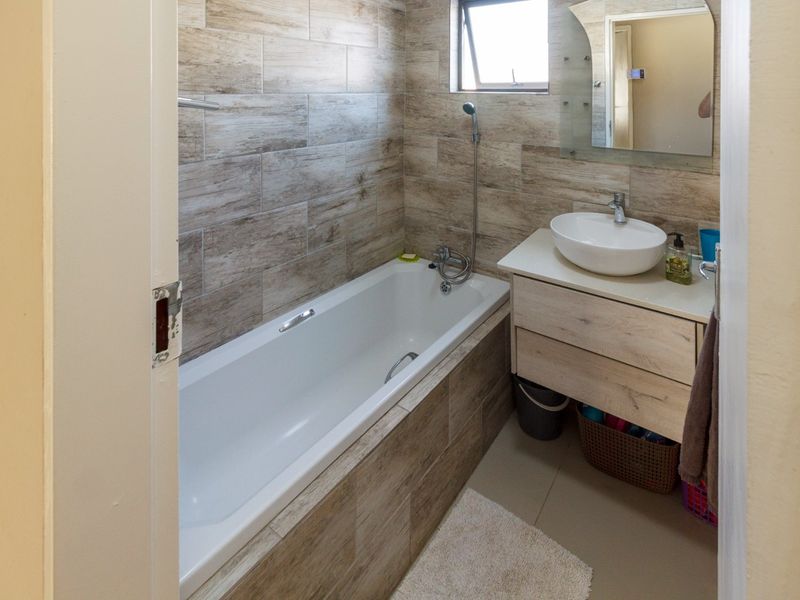 3 Bedroon House in Riverview Witpoortjie - Photo 8