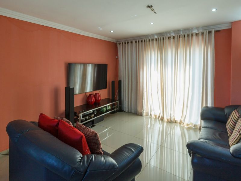 3 Bedroon House in Riverview Witpoortjie - Photo 3