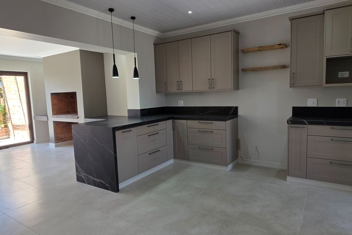 Beautifully Renovated... Excellent Location... Close to Primary School and other Attractions !!! - Photo 4