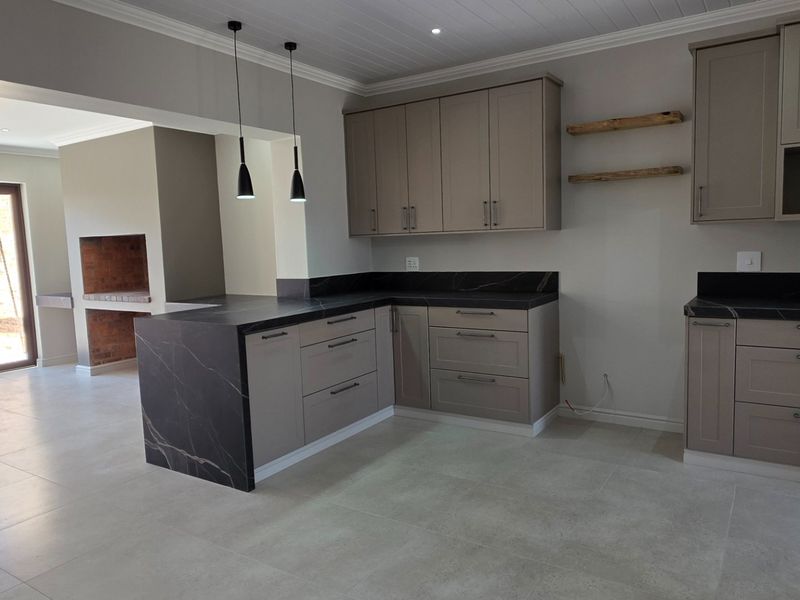 Beautifully Renovated... Excellent Location... Close to Primary School and other Attractions !!! - Photo 4