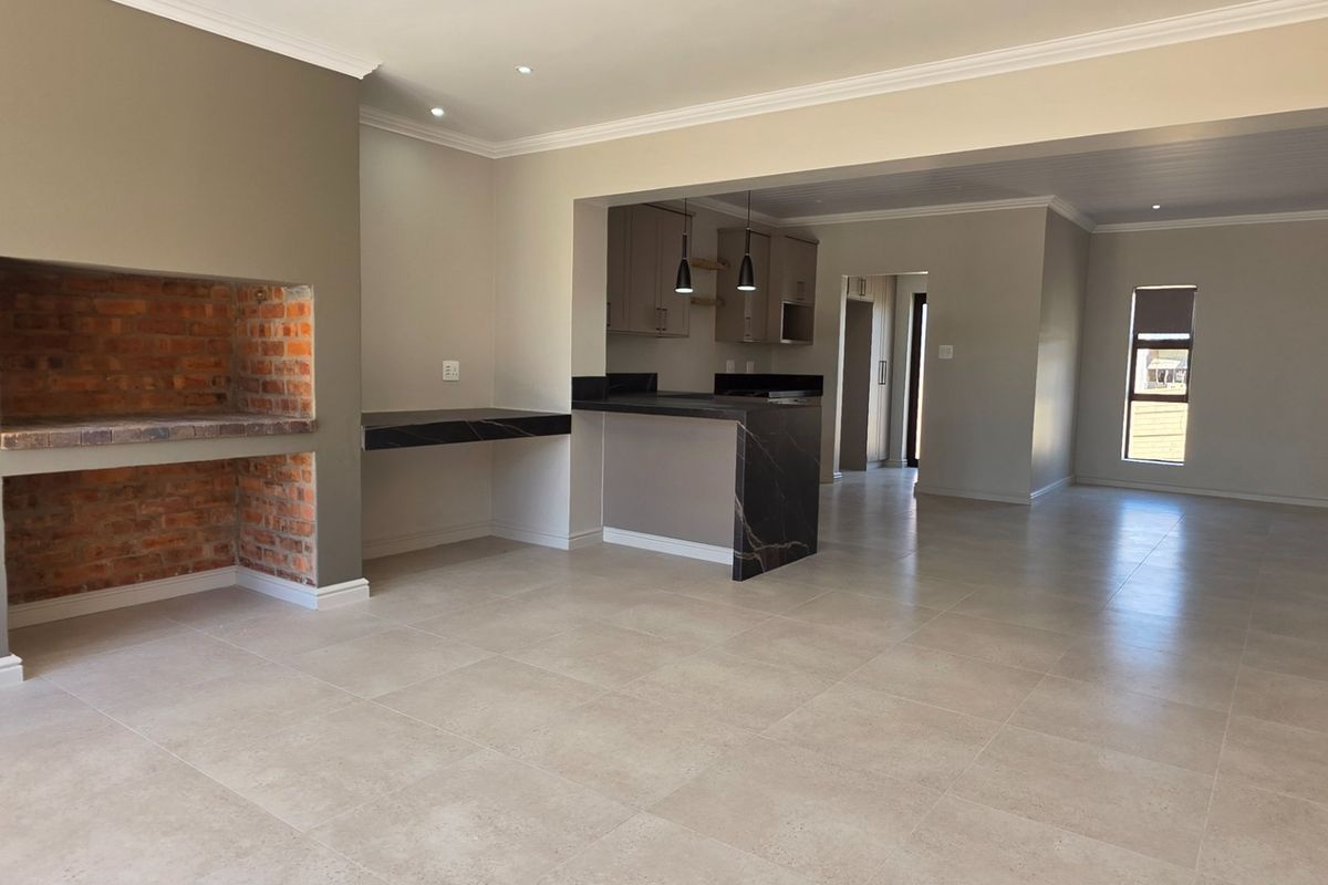 Beautifully Renovated... Excellent Location... Close to Primary School and other Attractions !!! - Photo 2