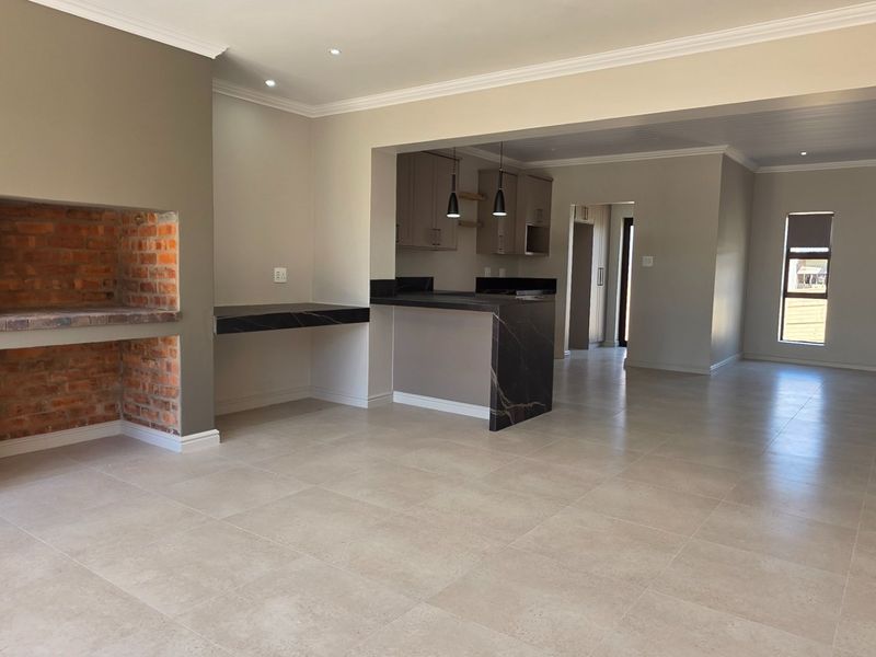 Beautifully Renovated... Excellent Location... Close to Primary School and other Attractions !!! - Photo 2