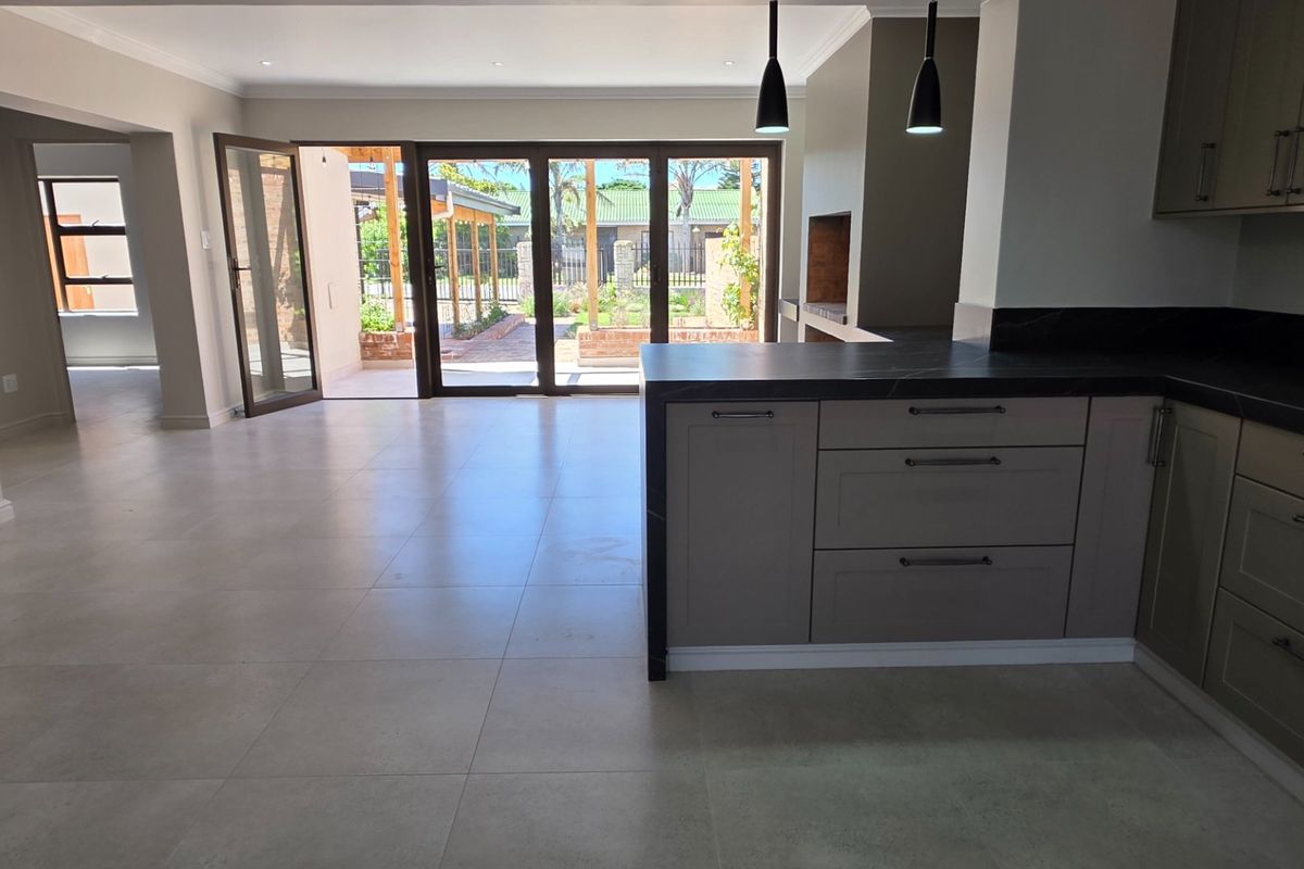 Beautifully Renovated... Excellent Location... Close to Primary School and other Attractions !!! - Photo 5