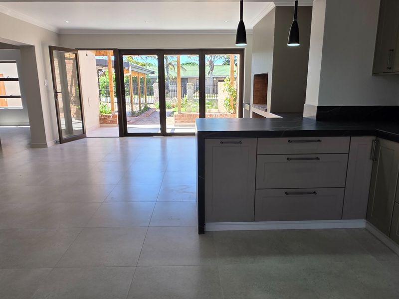 Beautifully Renovated... Excellent Location... Close to Primary School and other Attractions !!! - Photo 5