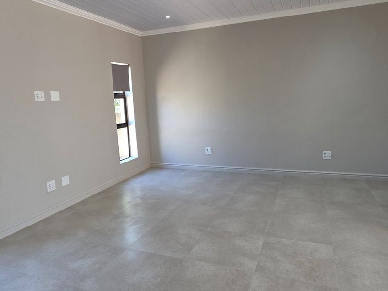 Beautifully Renovated... Excellent Location... Close to Primary School and other Attractions !!! - Photo 8