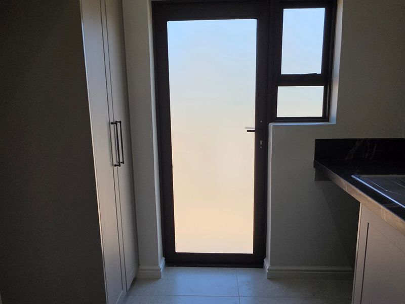 Beautifully Renovated... Excellent Location... Close to Primary School and other Attractions !!! - Photo 7