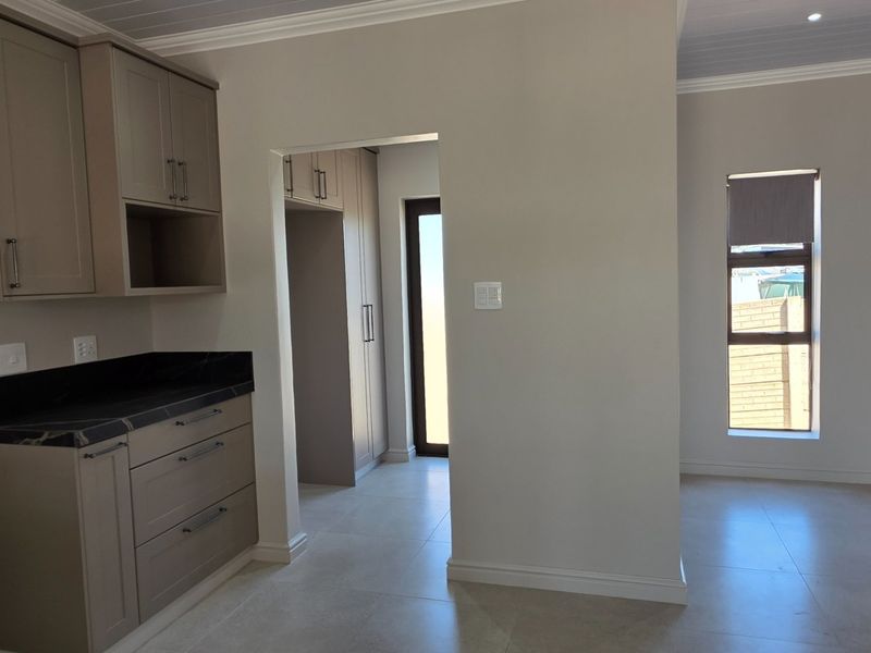 Beautifully Renovated... Excellent Location... Close to Primary School and other Attractions !!! - Photo 6