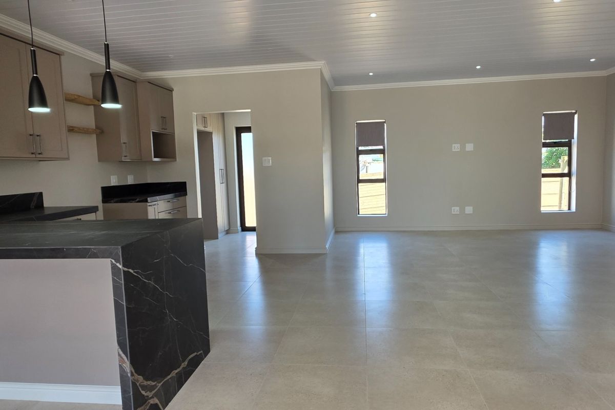 Beautifully Renovated... Excellent Location... Close to Primary School and other Attractions !!! - Photo 3