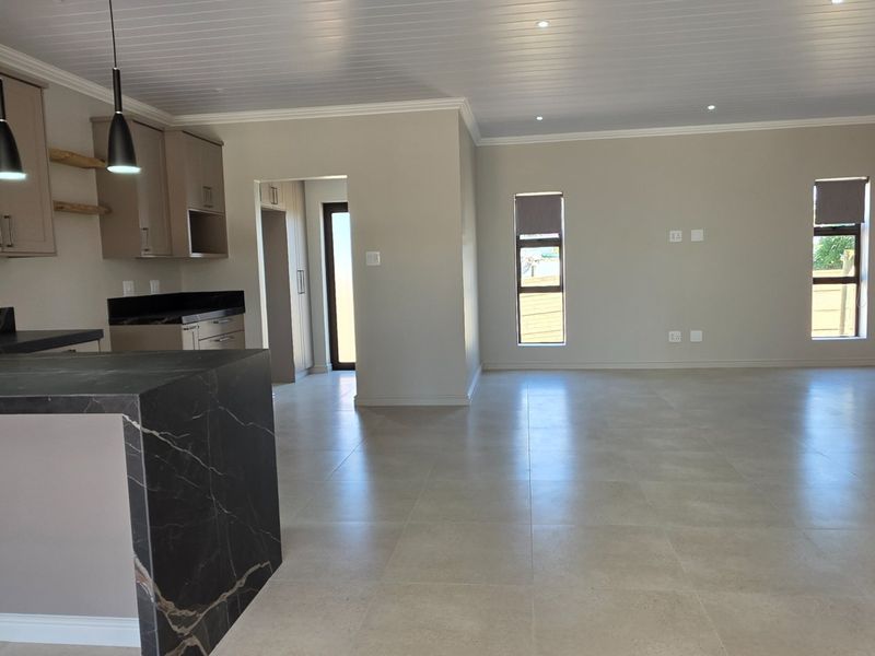 Beautifully Renovated... Excellent Location... Close to Primary School and other Attractions !!! - Photo 3