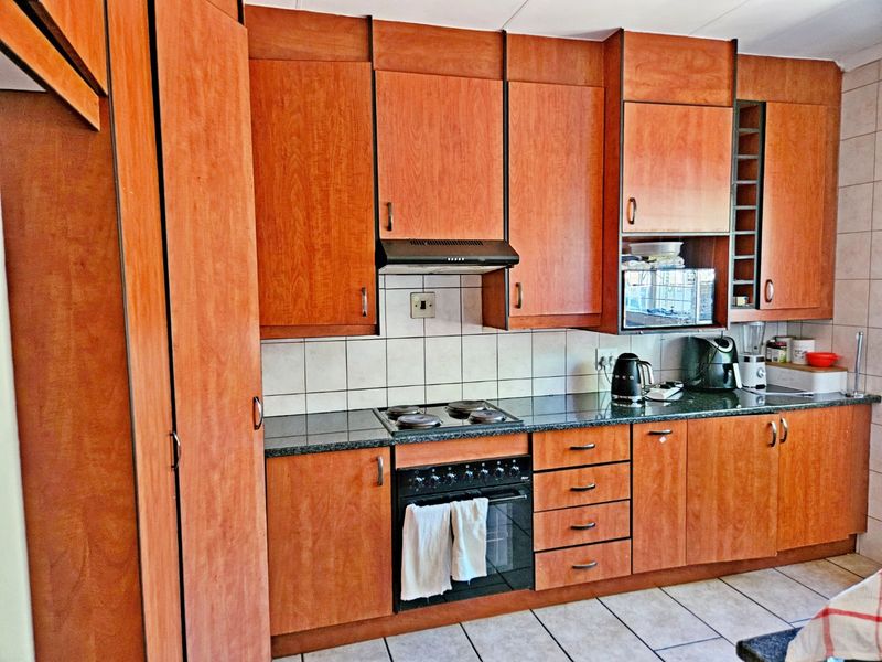 Lovely 3-Bedroom Simplex – A Family Home of Space and Flexibility - Photo 8