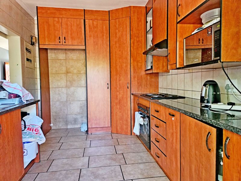 Lovely 3-Bedroom Simplex – A Family Home of Space and Flexibility - Photo 7