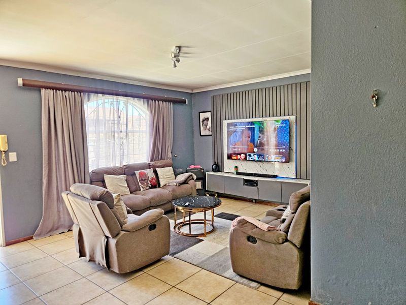 Lovely 3-Bedroom Simplex – A Family Home of Space and Flexibility - Photo 6