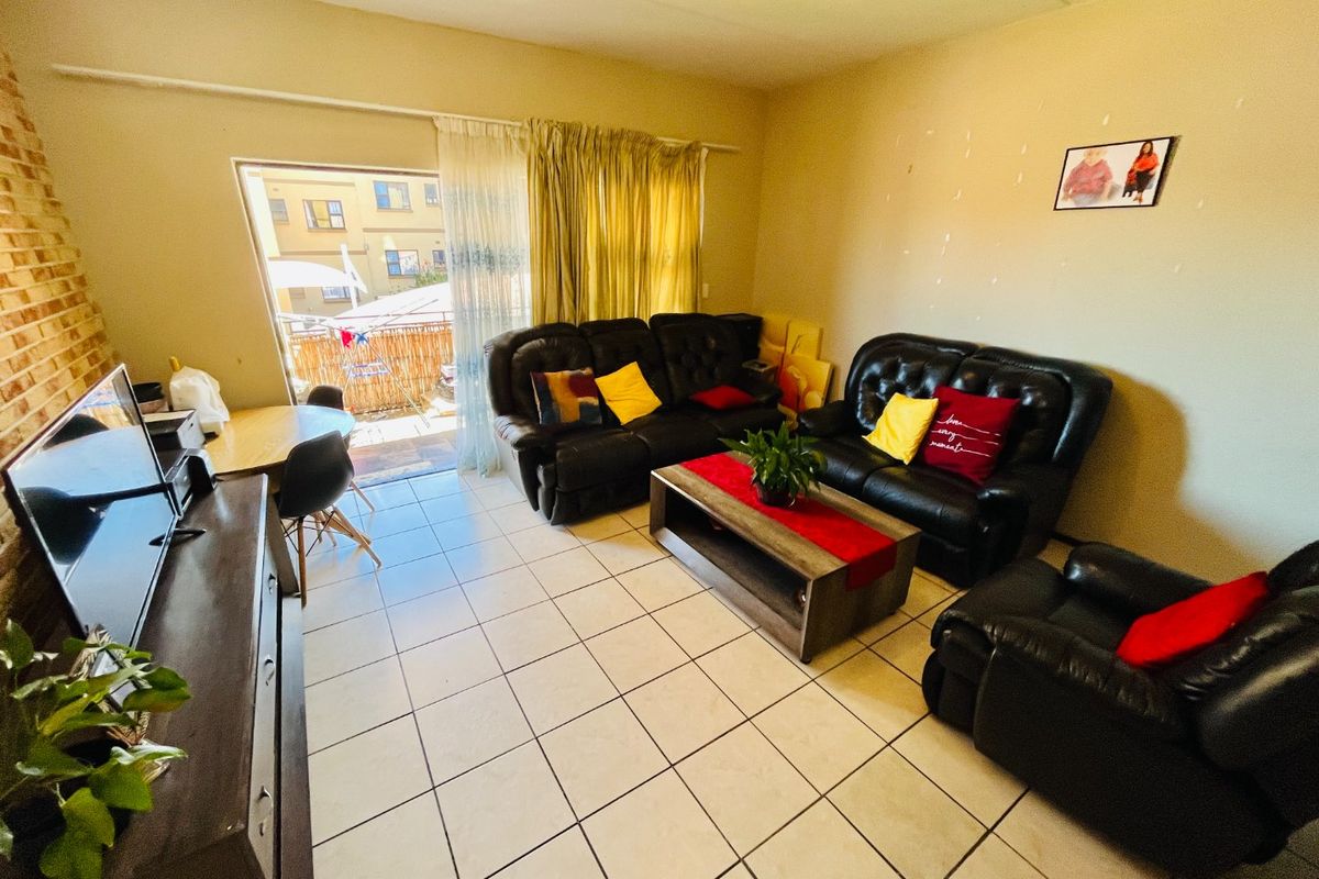 Two bedroom & 1 bath apartment/ Flat for sale in Lonehill - Photo 4