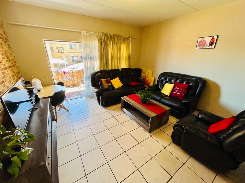 Two bedroom & 1 bath apartment/ Flat for sale in Lonehill - Photo 4