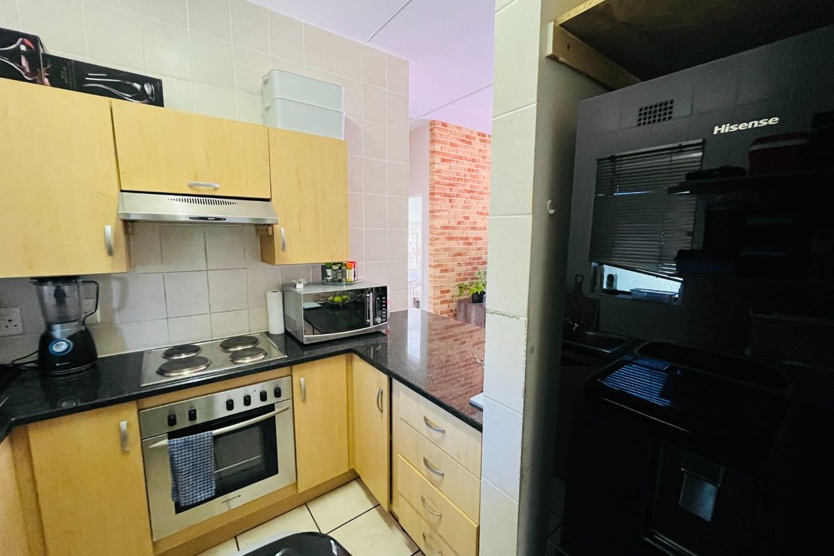 Two bedroom & 1 bath apartment/ Flat for sale in Lonehill - Photo 2
