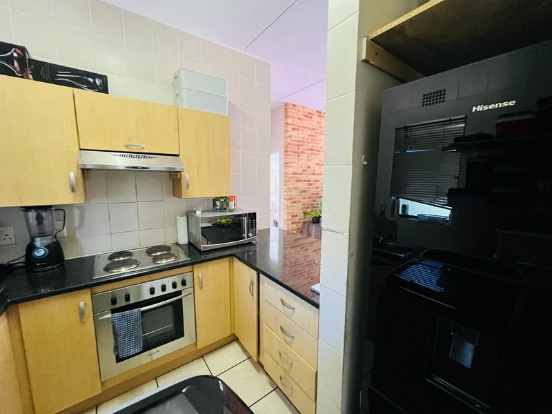 Two bedroom & 1 bath apartment/ Flat for sale in Lonehill - Photo 2