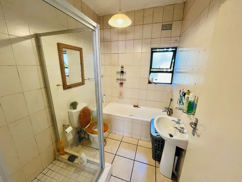 Two bedroom & 1 bath apartment/ Flat for sale in Lonehill - Photo 10