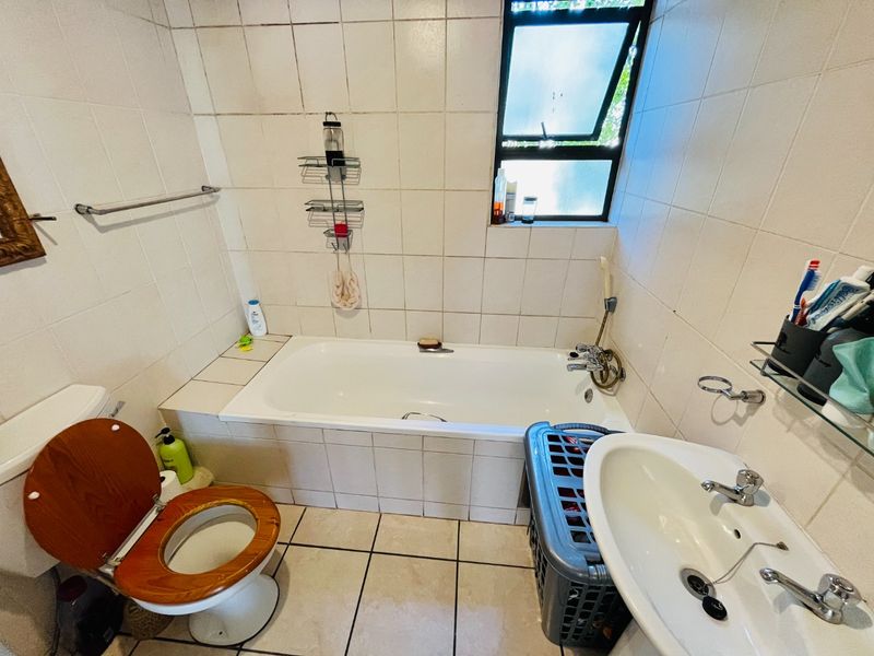 Two bedroom & 1 bath apartment/ Flat for sale in Lonehill - Photo 9