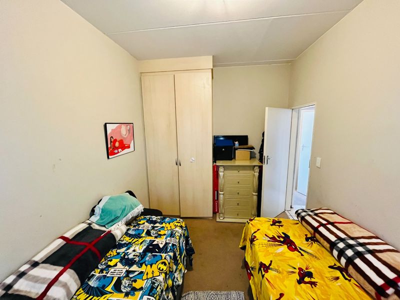 Two bedroom & 1 bath apartment/ Flat for sale in Lonehill - Photo 8