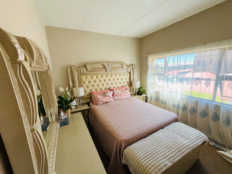 Two bedroom & 1 bath apartment/ Flat for sale in Lonehill - Photo 6