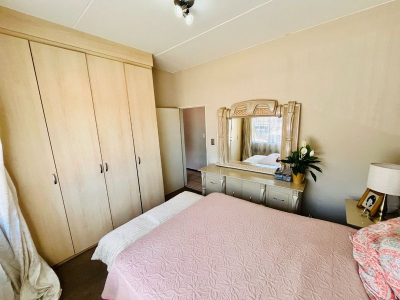 Two bedroom & 1 bath apartment/ Flat for sale in Lonehill - Photo 7