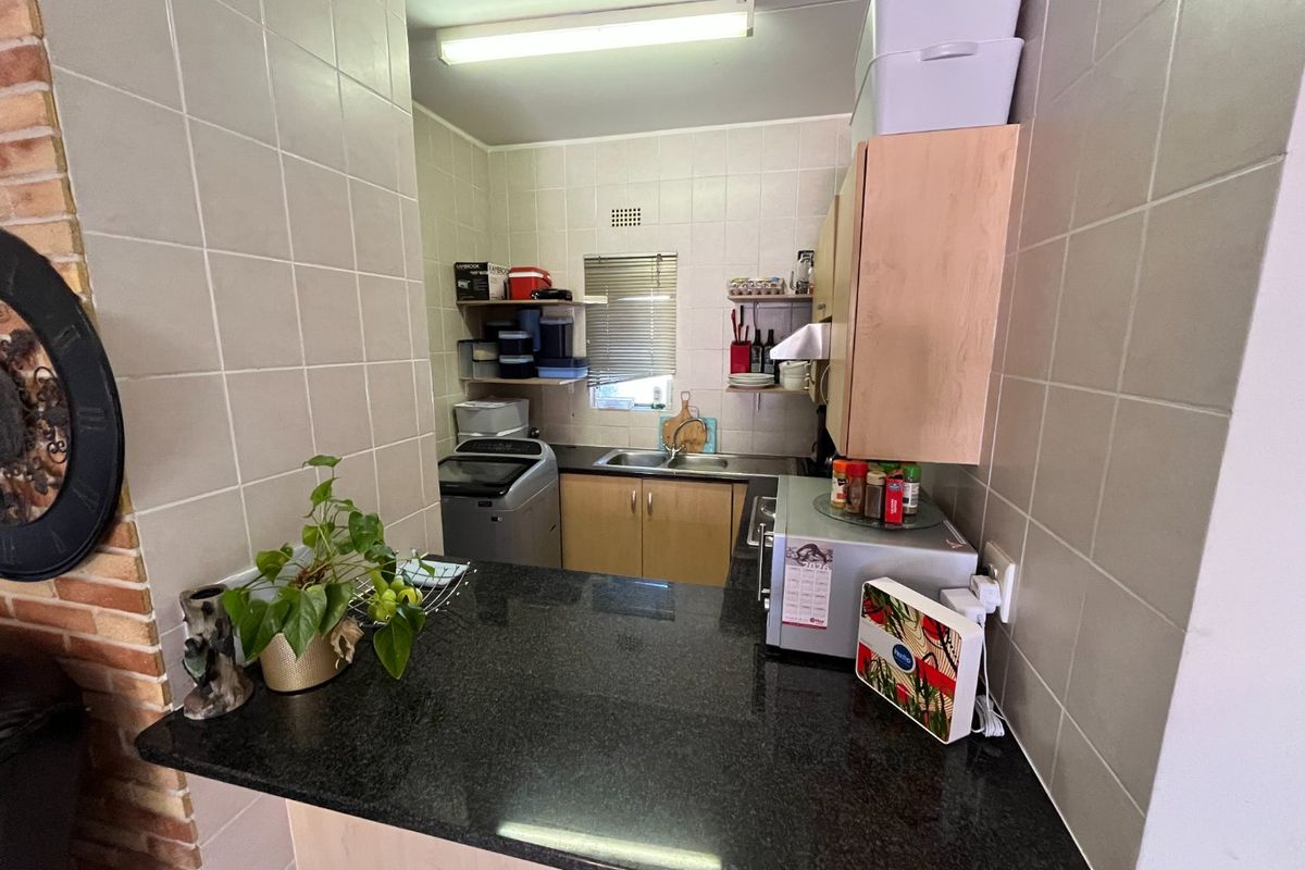 Two bedroom & 1 bath apartment/ Flat for sale in Lonehill - Photo 3