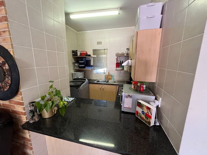 Two bedroom & 1 bath apartment/ Flat for sale in Lonehill - Photo 3