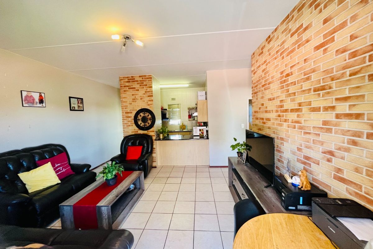 Two bedroom & 1 bath apartment/ Flat for sale in Lonehill - Photo 5