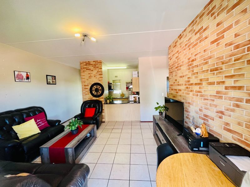 Two bedroom & 1 bath apartment/ Flat for sale in Lonehill - Photo 5