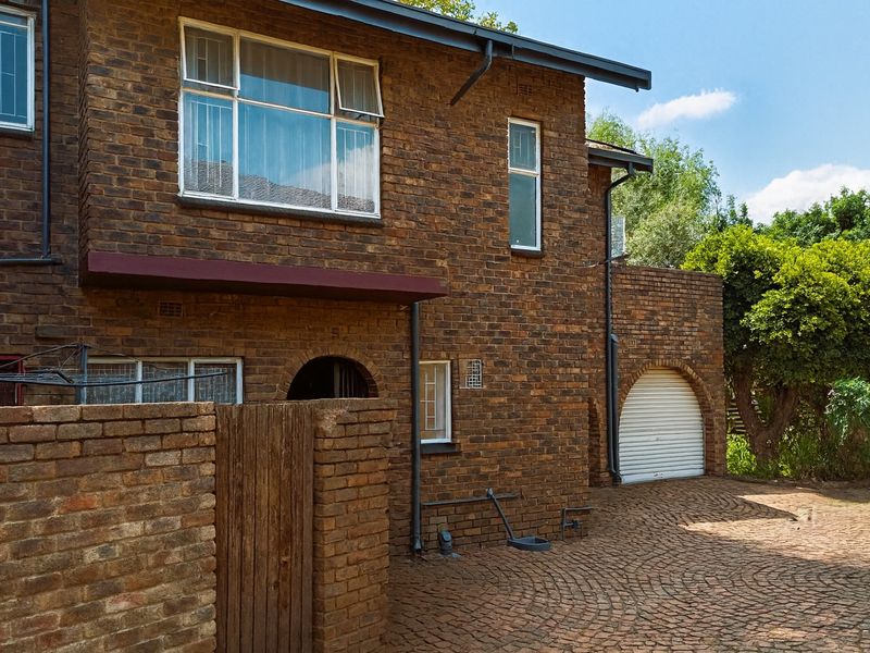 Chic Townhouse in Birchleigh North - Photo 1
