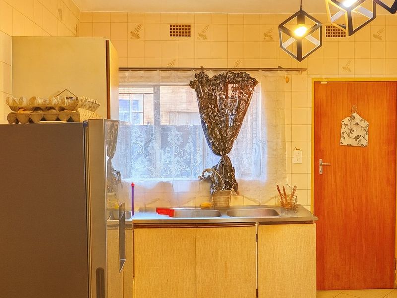 Chic Townhouse in Birchleigh North - Photo 3