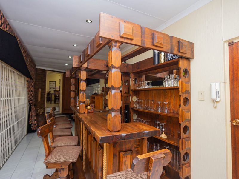 Beautiful, Tranquil Chartwell Guest Lodge For Sale - Photo 5