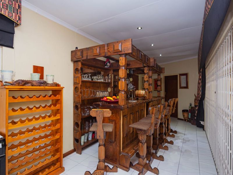 Beautiful, Tranquil Chartwell Guest Lodge For Sale - Photo 6